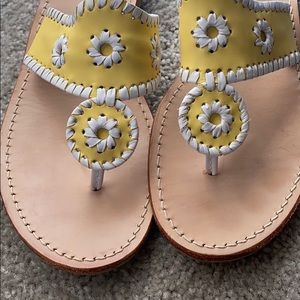 Jack Rogers yellow & white flip flop sandal size 9